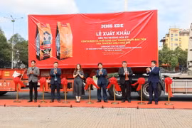Đại biểu thực hiện nghi thức cắt băng xuất khẩu container càphê thành phẩm đầu tiên đến thị trường Hoa Kỳ. (Ảnh: Hoài Thu/TTXVN)