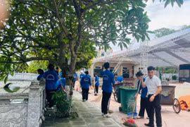 Bí thư Đảng ủy xã Đông Hội Lê Thế Chuyên (áo trắng) cùng Đoàn viên thanh niên xã Đông Hội, huyện Đông Anh tiến hành dọn vệ sinh tại Nhà văn hoá thôn Lại Đà (Đông Hội) để chuẩn bị cho lễ tang Tổng Bí thư. (Ảnh: Mạnh Khánh/TTXVN)