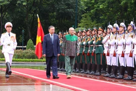 Chủ tịch nước Tô Lâm và Tổng thống Timor-Leste Jose Ramos-Horta duyệt đội danh dự Quân đội Nhân dân Việt Nam. (Ảnh: Lâm Khánh/ TTXVN)