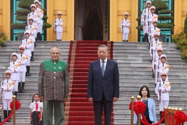 Chủ tịch nước Tô Lâm và Tổng thống Timor-Leste Jose Ramos-Horta trên bục danh dự, nghe quân nhạc cử Quốc thiều hai nước. (Ảnh: Lâm Khánh/TTXVN)