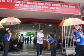Sinh viên "Tiếp sức mùa thi" tặng những phần quà nhỏ động viên thí sinh thi tốt môn tiếp theo. (Ảnh: Thu Hoài/ TTXVN)