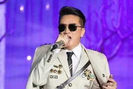 Huy hiệu lạ gây xôn xao dư luận mà ca sỹ Đàm Vĩnh Hưng sử dụng trong liveshow "Ngày em thắp sao trời." (Nguồn: Facebook)