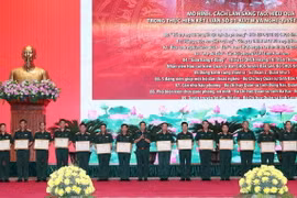 Bộ trưởng Quốc phòng Phan Văn Giang trao tặng Bằng khen cho các tập thể. (Ảnh: Trọng Đức/TTXVN)