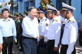 Tổng Bí thư, Chủ tịch nước Tô Lâm với cán bộ, chiến sỹ lực lượng vũ trang làm nhiệm vụ tại huyện đảo Cồn Cỏ, tỉnh Quảng Trị. (Ảnh: Lâm Khánh/ TTXVN)