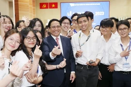 Thủ tướng Phạm Minh Chính với sinh viên Đại học Quốc gia Thành phố Hồ Chí Minh. (Ảnh: Dương Giang/TTXVN)