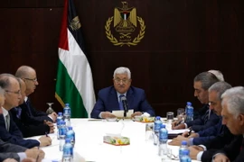 Tổng thống Palestine Mahmoud Abbas (giữa) chủ trì một cuộc họp của Ban lãnh đạo Palestine tại Ramallah, Bờ Tây. (Ảnh: AFP/TTXVN)