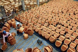 Sản xuất mây tre đan xuất khẩu ở Phú Xuyên, Hà Nội. (Ảnh Trọng Đạt/TTXVN)