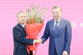Tổng Bí thư Tô Lâm trao Huy hiệu 45 năm tuổi Đảng và chúc mừng đồng chí Trần Quốc Vượng, nguyên Ủy viên Bộ Chính trị, nguyên Thường trực Ban Bí thư, Trưởng Ban Chỉ đạo 110. (Ảnh: Thống Nhất/TTXVN)
