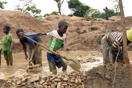 Trẻ em làm việc tại một mỏ vàng ở Gam, Cộng hòa Trung Phi. (Ảnh: AFP/TTXVN)
