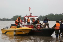 Thi thể của 1 trong 4 nạn nhân mất tích do lật thuyền tại Quảng Ninh được tìm thấy. (Ảnh: TTXVN phát)