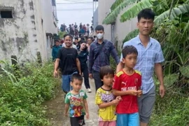 Các cháu được tìm thấy trong sự vui mừng của gia đình và người thân. (Ảnh: TTXVN phát)