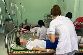 Các em học sinh nghi bị ngộ độc. (Ảnh: VOV)