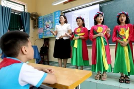 Nghệ thuật Chèo được trường Tiểu học Bình Định (Kiến Xương, Thái Bình) đưa vào giảng dạy, lồng ghép, tích hợp trong môn âm nhạc, Ngữ văn và 15 phút đầu giờ sáng thứ 3, 5 hàng tuần. (Ảnh: Thế Duyệt/TTXVN)