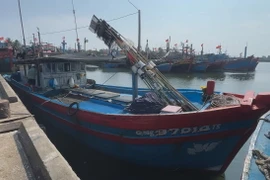 Một số tàu cá của ngư dân Quảng Ngãi phải nằm bờ do máy Icom VX-1700 bị hư, mất nên không được nhận hỗ trợ nhiên liệu. (Ảnh: Đinh Hương/TTXVN)