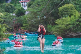 Du khách trải nghiệm các trò chơi tại Khu du lịch Sông Chày-Hang tối (Vườn Quốc gia Phong Nha-Kẻ Bàng). (Ảnh: TTXVN phát)