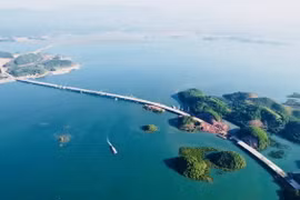 Cầu Vân Tiên - cây cầu vượt biển dài nhất Quảng Ninh, có vai trò quan trọng trong phát triển kinh tế, xã hội, kết nối hạ tầng giao thông của tỉnh và cả nước. (Ảnh: TTXVN)