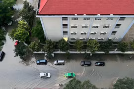 Một khu dân cư trên đường Nguyễn Lương Bằng (Quận 7, Thành phố Hồ Chí Minh) bị bao quanh bởi “biển nước” do mưa lớn và triều cường. (Ảnh: Thu Hương/TTXVN)