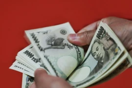 Kiểm tiền mệnh giá 10.000 yen Nhật Bản tại thủ đô Tokyo. (Ảnh: AFP/TTXVN)