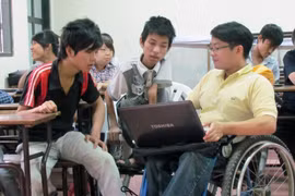Người khuyết tật ở huyện Thăng Bình, tỉnh Quảng Nam được hỗ trợ nghề nghiệp từ Dự án “Hãy nắm tay Tôi” giai đoạn 2018-2021. (Ảnh: TTXVN phát)