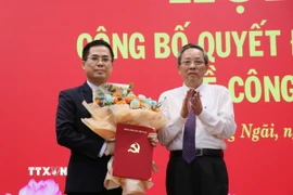 Phó Ban Tổ chức Trung ương Hoàng Đăng Quang trao Quyết định chỉ định đồng chí Nguyễn Hoàng Giang Nguyễn Hoàng Giang làm Phó Bí thư Tỉnh ủy Quảng Ngãi. (Ảnh: Phạm Cường/ TTXVN)