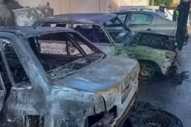 Ba phương tiện gần vụ đánh bom xe bị thiêu rụi. (Nguồn: SANA)