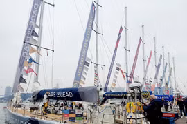 Các đội chuẩn bị các điều kiện lên thuyền rời Hạ Long tham gia chặng đua mới của Clipper Race. (Ảnh: Thanh Vân/TTXVN)