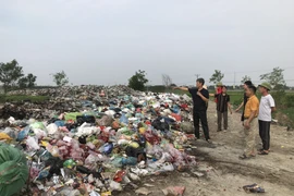 Người dân bức xúc trước tình trạng ô nhiễm của bãi rác. (Ảnh: Tiến Vĩnh/TTXVN)