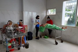 Hai bệnh nhân bị thương được phẫu thuật tại Bệnh viện đa khoa vùng Tây Nguyên. Ảnh: Tuấn Anh - TTXVN