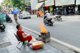Người dân hóa vàng trên phố Hàng Đào. (Ảnh: Tuấn Đức/ TTXVN)