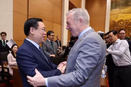 Chủ tịch Quốc hội Vương Đình Huệ với Chủ tịch kiêm Tổng Giám đốc Hội đồng Kinh doanh Hoa Kỳ-ASEAN Ted Osius. (Ảnh: Nhan Sáng/TTXVN)