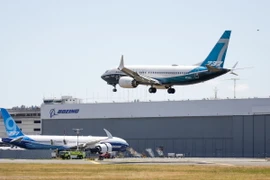 Máy bay 737 MAX của Boeing hạ cánh sau khi thực hiện chuyến bay kiểm tra tại nhà máy ở Seattle, Washington, Mỹ. (Ảnh: AFP/TTXVN)