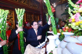 Thủ tướng Phạm Minh Chính cùng lãnh đạo Đảng, Nhà nước dâng hương Giỗ Tổ Hùng Vương trong Khu Di tích Lịch sử Quốc gia Đặc biệt Đền Hùng. (Ảnh: Dương Giang/TTXVN)