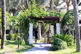 Khách quốc tế trải nghiệm không gian xanh trong khu nghỉ dưỡng Mũi Né Bay, phường Mũi Né, thành phố Phan Thiết. (Ảnh: Hồng Đạt/ TTXVN)