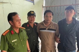 Đối tượng Huỳnh Trung Quân (áo thun). (Ảnh: TTXVN phát)