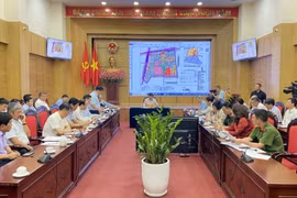 Bí thư Thành ủy Hà Nội làm việc với Quận Ba Đình về cải tạo chung cư cũ. (Ảnh: Nguyễn Văn Cảnh/TTXVN)