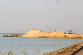 Hoạt động khai thác cát. (Ảnh: Giang Phương/TTXVN)