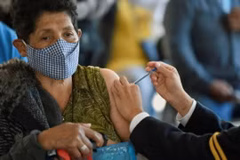 Nhân viên y tế tiêm vaccine ngừa COVID-19 tại Mexico City, Mexico. (Ảnh: AFP/TTXVN)