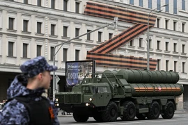 Hệ thống phòng không S-400 Triumf của Nga tại lễ tổng duyệt diễu binh kỷ niệm Ngày Chiến thắng ở Moskva, Nga, ngày 4/5/2023. (Ảnh: AFP/TTXVN)