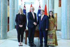 Thủ tướng Australia Anthony Albanese và Hôn thê đón Thủ tướng Phạm Minh Chính và Phu nhân. (Ảnh: Dương Giang/TTXVN)