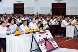 Chủ tịch Quốc hội Trần Thanh Mẫn và đại biểu dự cuộc tiếp xúc cử tri. (Ảnh: Doãn Tấn/TTXVN)
