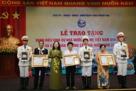 Phó Chủ tịch nước Võ Thị Ánh Xuân thừa ủy quyền của Chủ tịch nước trao truy tặng danh hiệu Bà mẹ Việt Nam Anh hùng cho thân nhân 3 Mẹ ở Đồng Nai. (Ảnh: Lê Xuân/TTXVN)