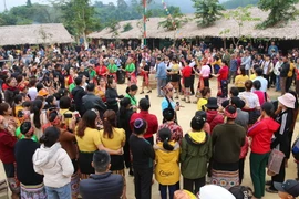 Đến với chợ phiên vùng cao, du khách được trải nghiệm không gian chợ mang đậm sắc màu văn hóa vùng cao. (Nguồn: Báo Nghệ An)