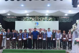 Trao quà cho các đại biểu, người có uy tín trong đồng bào dân tộc thiểu số tỉnh Thừa Thiên- Huế. (Ảnh: Mai Trang/TTXVN)