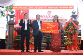 Ông Nguyễn Xuân Thắng trao hỗ trợ xây dựng Nhà Đại đoàn kết và khắc phục cơn bão số 6 cho tỉnh Thừa Thiên-Huế. (Ảnh: Mai Trang/TTXVN)