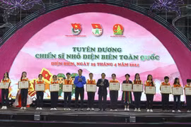 Trao Bằng khen của Ban Chấp hành Trung ương Đoàn cho các Chiến sỹ nhỏ Điện Biên tiêu biểu toàn quốc. (Ảnh: Xuân Tư/TTXVN)