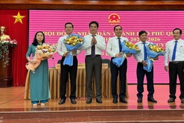 Ông Trần Minh Khoa (thứ 2, bên trái) được bầu giữ chức Chủ tịch Ủy ban Nhân dân thành phố Phú Quốc nhiệm kỳ 2021-2026. (Ảnh: TTXVN phát)