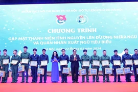 Bí thư Thành đoàn Hà Nội Chu Hồng Minh trao tặng giấy chứng nhận và quà cho 110 thanh niên tiêu biểu tình nguyện lên đường nhập ngũ năm 2024. (Ảnh: Minh Đức/TTXVN)