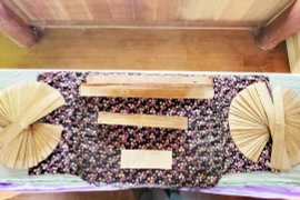 Các bộ kinh lá buông được trưng bày tại Chùa Sà Lôn, xã Lương Phi, huyện Tri Tôn, tỉnh An Giang. (Ảnh: Công Mạo/TTXVN)