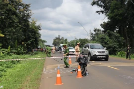 Lực lượng chức năng kiểm tra hiện trường vụ tai nạn. (Nguồn: Báo Đắk Lắk)