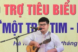 Nghệ sỹ khiếm thị Bùi Ngọc Thịnh (Khánh Hòa) vượt qua nghịch cảnh, sử dụng thành thạo 14 nhạc cụ, đoạt nhiều giải thưởng. (Ảnh: Hoàng Hiếu/TTXVN)